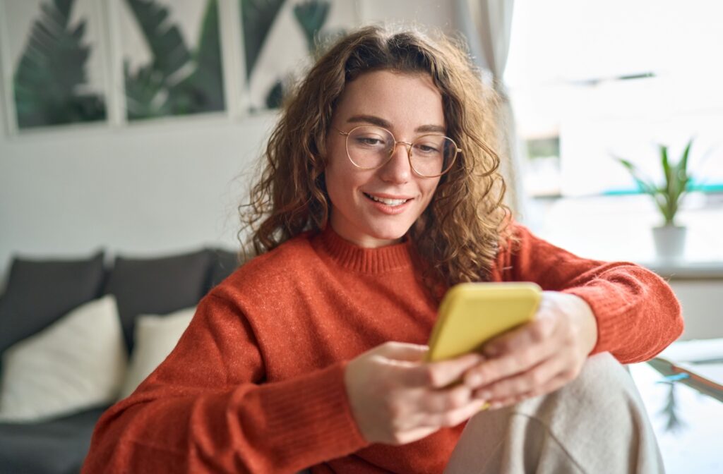 Young woman in her 20s wearing glasses.